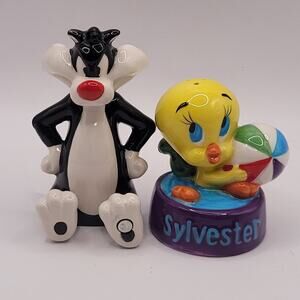 Looney Toons "Tweety in Sylvester's Bowl" Salt & Pepper Shakers Magnetic